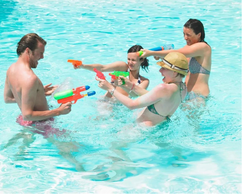 室內(nèi)泳池什么“咖位”？居然用專業(yè)定制的除濕機(jī)?。?！